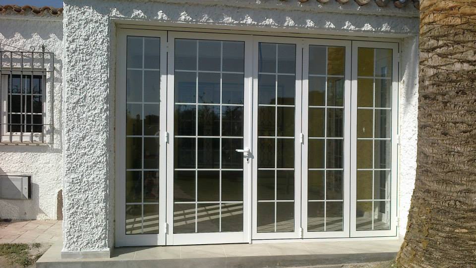 Aluminios J. Ariza puertas blancas