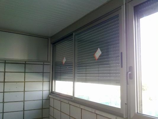 Aluminios J. Ariza ventana con persianas